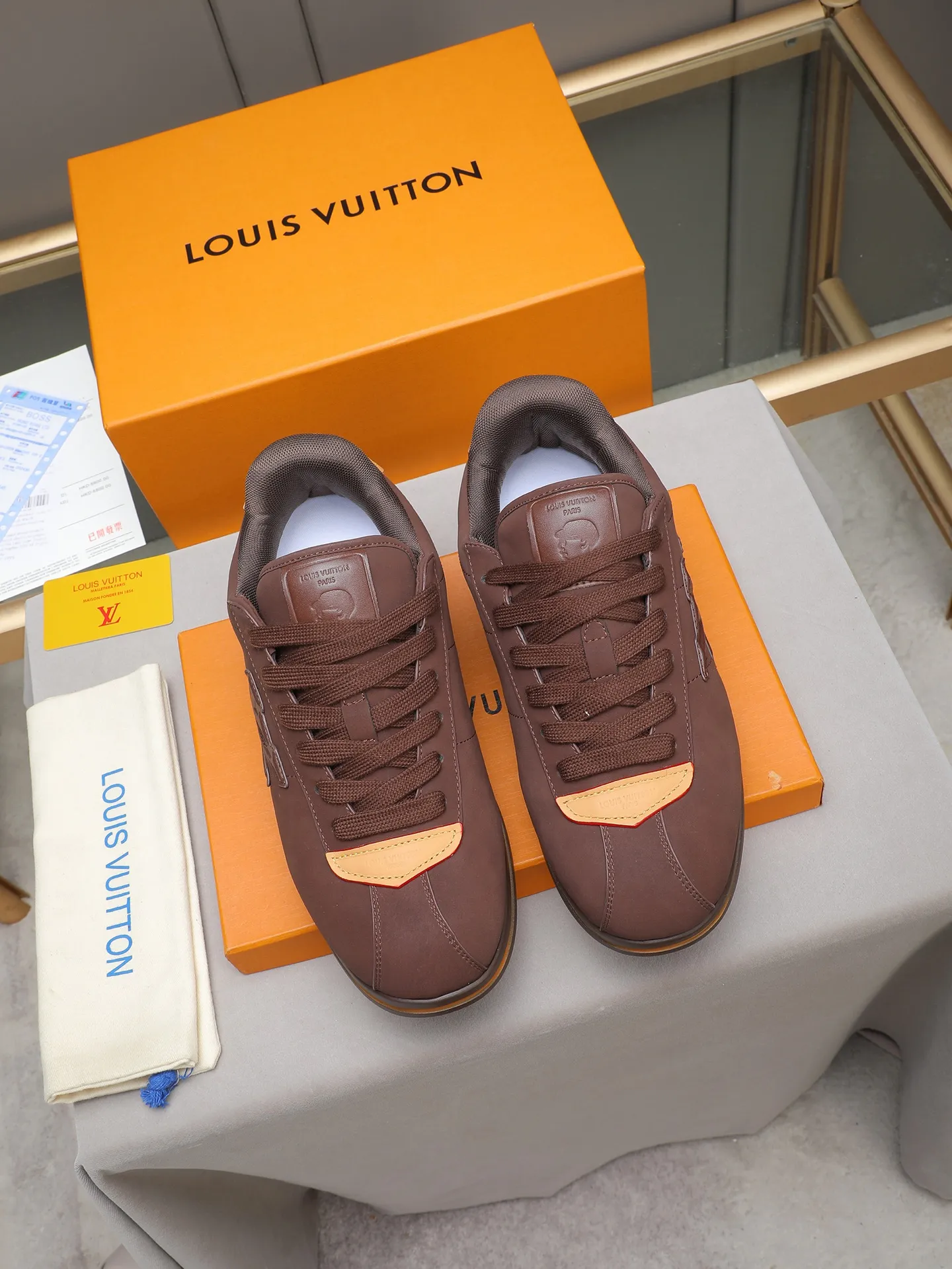 PP560 LV Louis Vuitton L Jialu Brand Runner Tatic Series Thick-soled Casual Sports Shoes Running Shoes Original purchase, development and production This LV Runner Tatic sports shoe combines technical materials such as mesh fabric and ribbons to interpret the inspiration of traditional mountaineering shoes. LV letters are written on one side, the lariat buckle of the quick lacing system is embellished with Monogram flowers and Louis Vuitton logos, and the light and wear-resistant rubber outsole completes the whole. ▪️Fabric: Original imported cowhide + mesh ▪️Inner lining: Original customized breathable mesh ▪️Sole: Original open-molded anti-slip rubber combination material ▪️Size: Men's 38-44 (customized for 45 and 46)